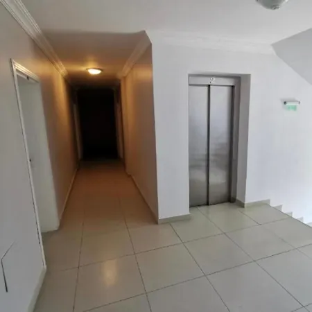 Lejlighed Modern & Fully Equipped Apartment- Stylish Comfort